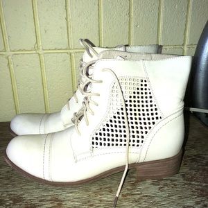 Block Poppy. Lace Up Booties. Light beige/offwhite